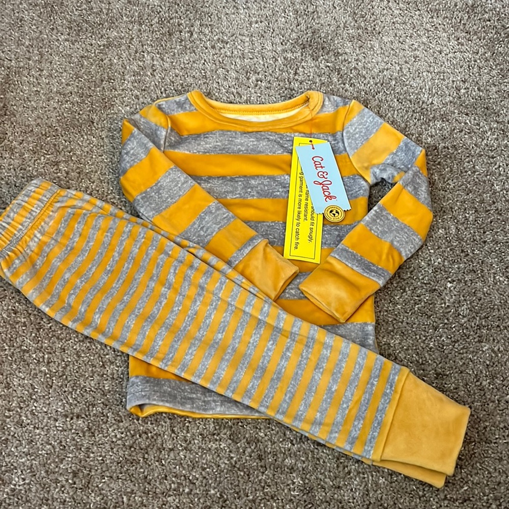 New so soft, Cat & Jack unisex PJs. Yellow and gray size 2t